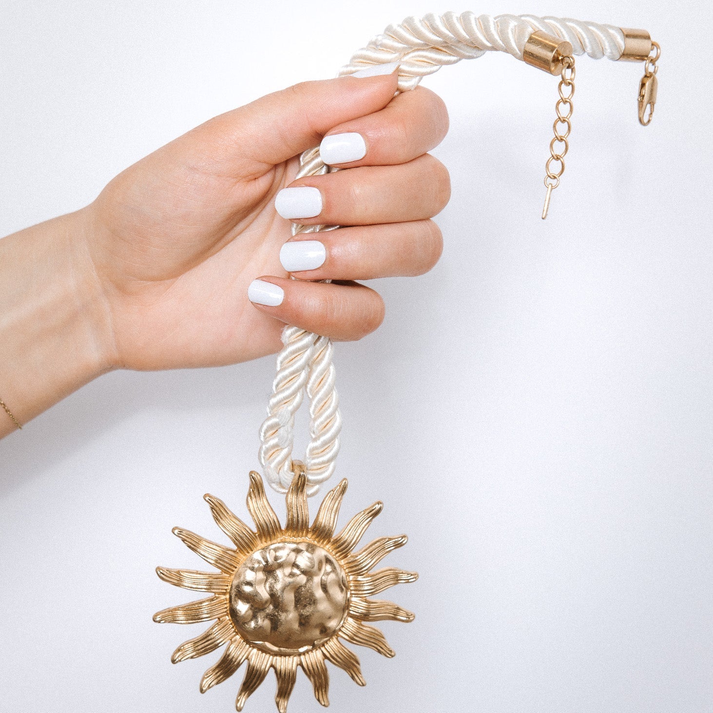 White Wiskers Maniac Nails Gellak Stickers Manicure 1 Hand Gold Sun Necklace 