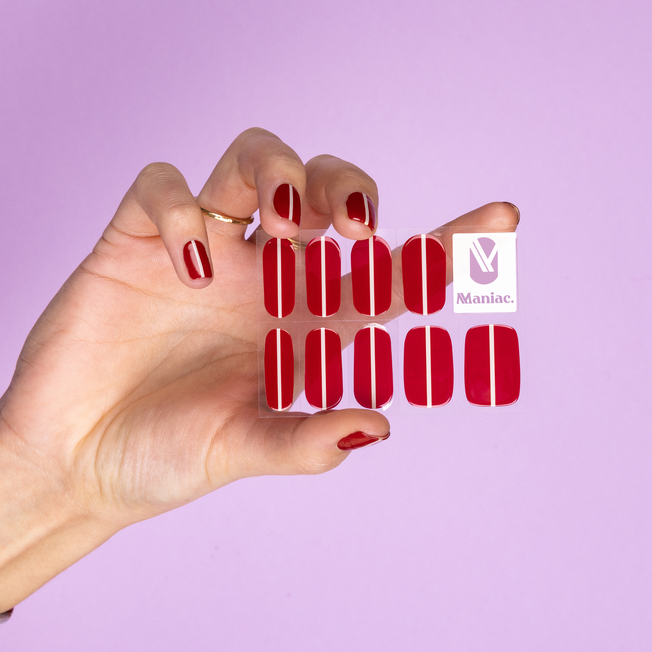 Datenightchic-sheet Maniac Nails rood met een wit streepje
