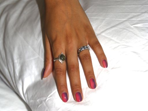Get along Maniac Nails gellak stickers Nail Art Manicure Pink Purple ringen in bed