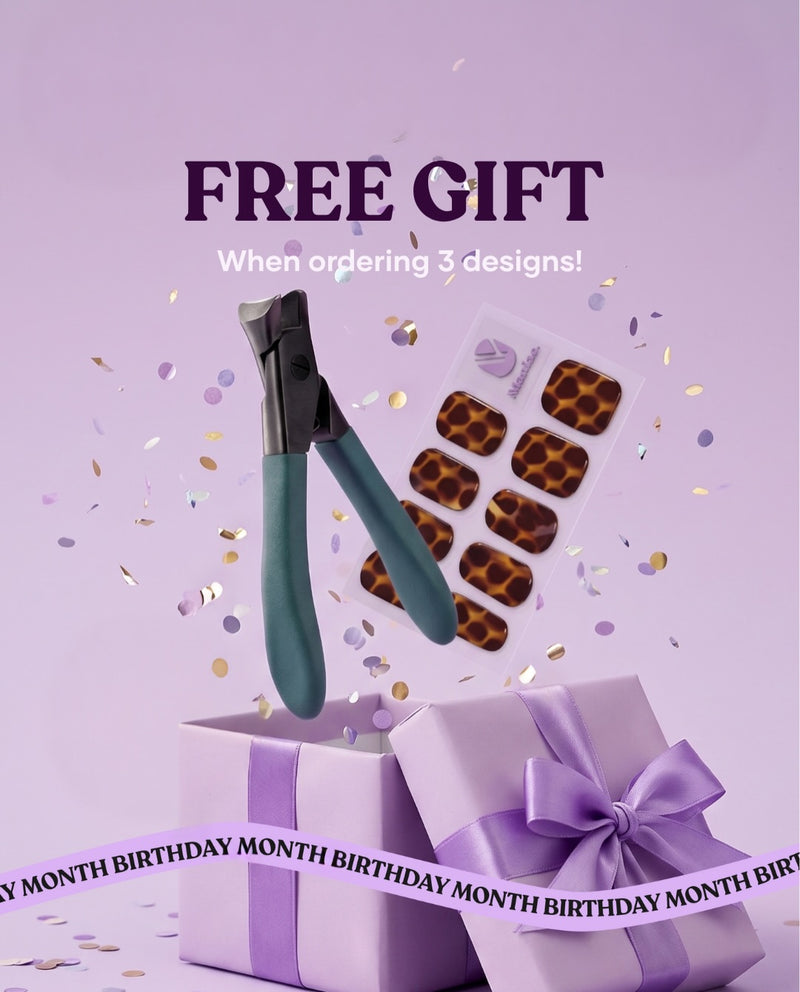 It’s our birthday, but you’re getting the presents.🎁

Bestel 3 designs en kies jouw FREE birthday treat:
Turtle Manicure of onze Nail Clipper.

You pick the Mani’s. You pick the gift. We’ll bring the birthday vibes.✨

Maar wacht niet te lang… deze birthday treat is er maar één week! En op=op!💕