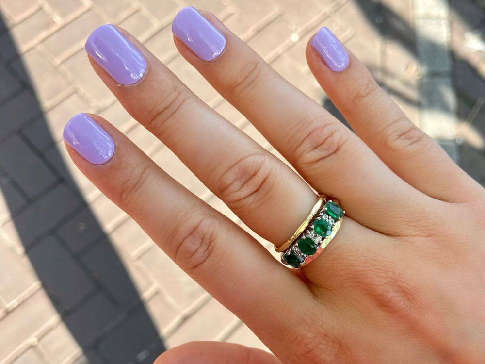 Hand met Paarse nagels van de Maniac Anna's Lilac lijn