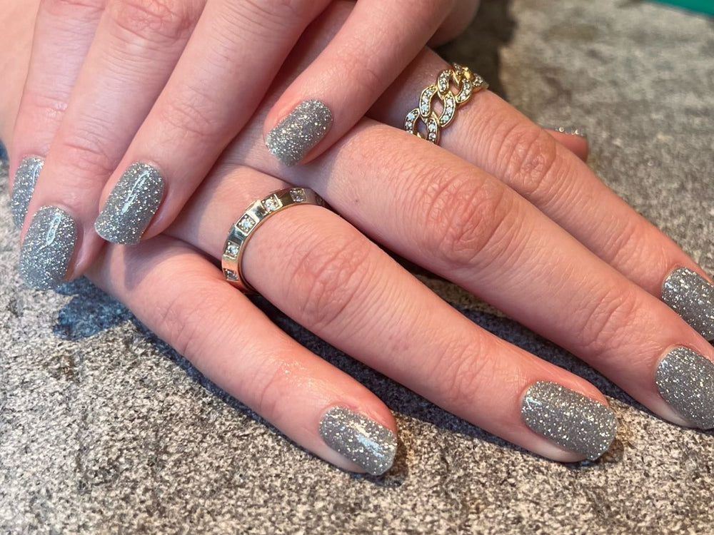Top Notch grijze glitter nagels van Maniac Nails